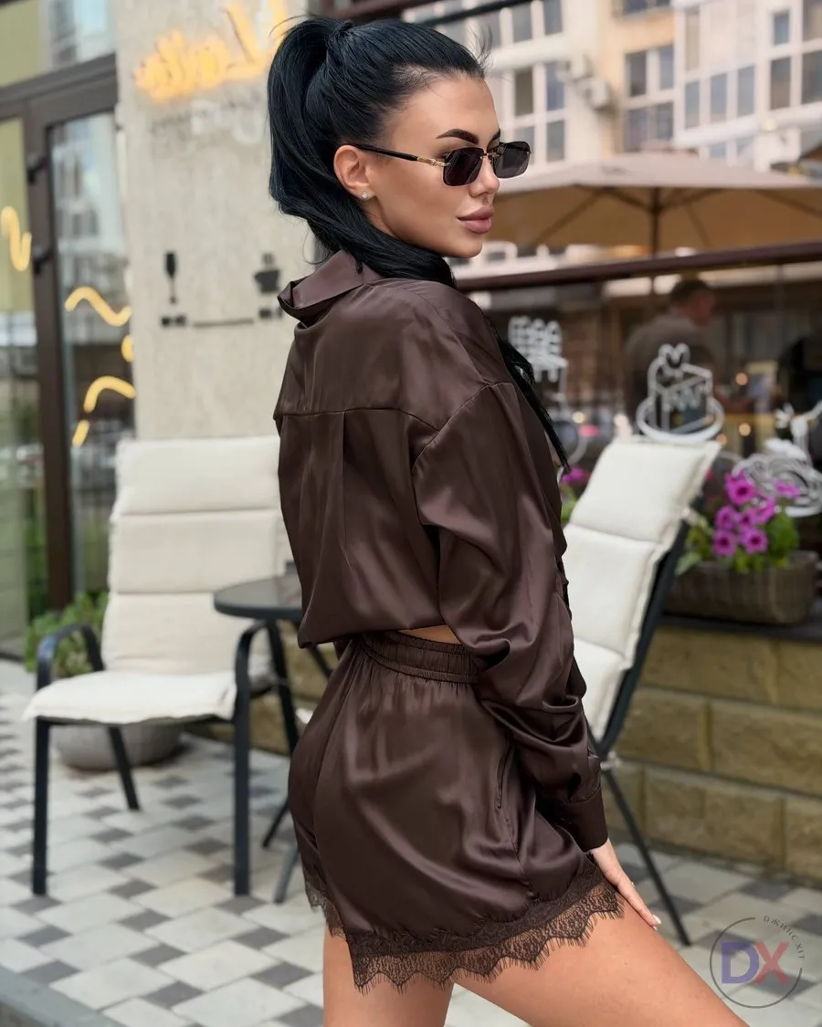 Жіночий шоколадний костюм із сорочкою та шортами  - фото 1