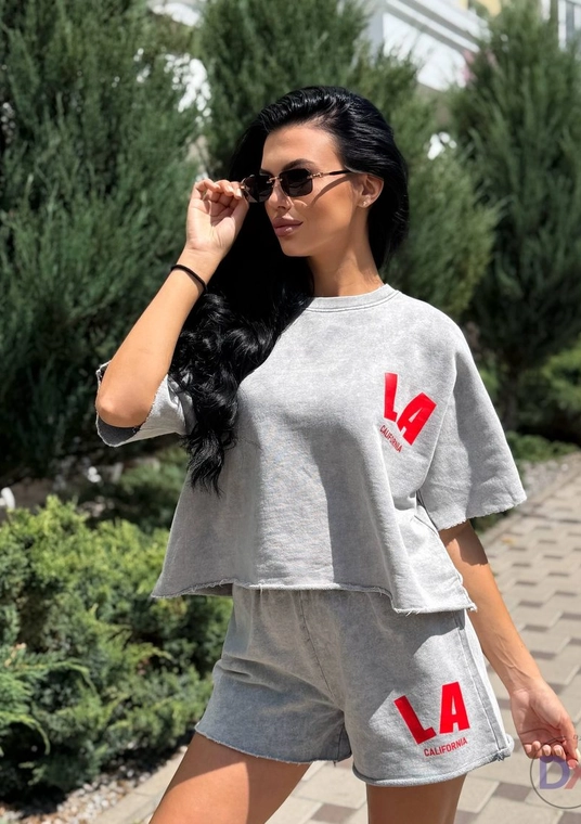 Жіночий сірий бавовняний костюм футболка і шорти