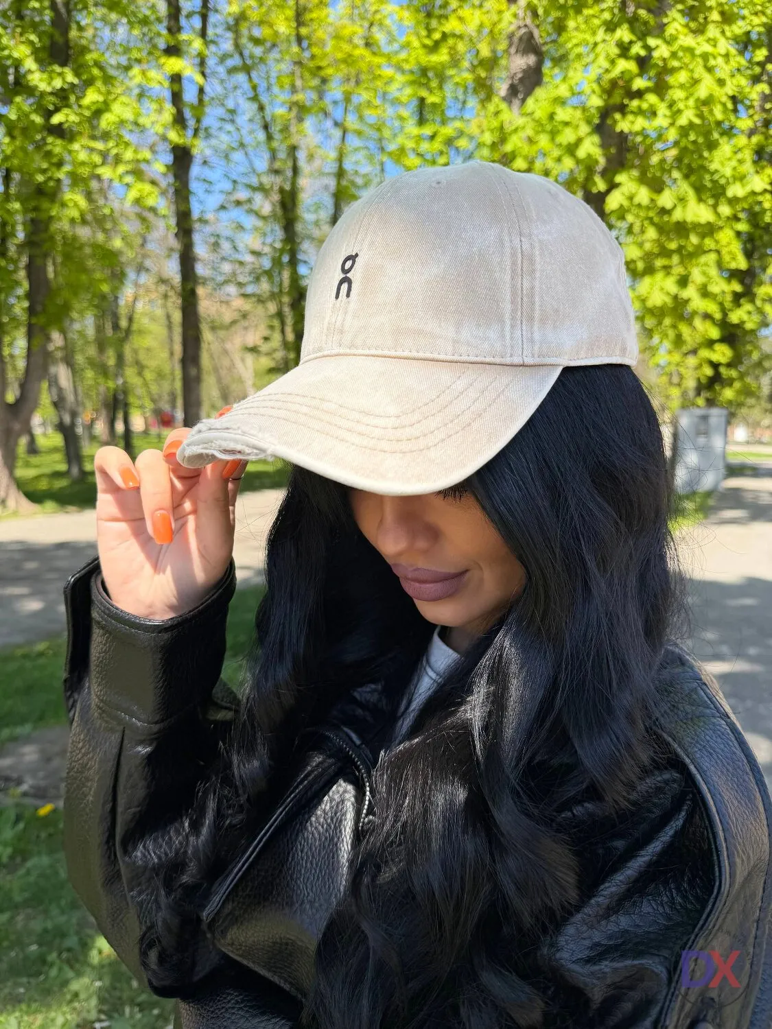 Жіноча кепка з потертостями та мінімалістичною вишивкою (vintage style) 