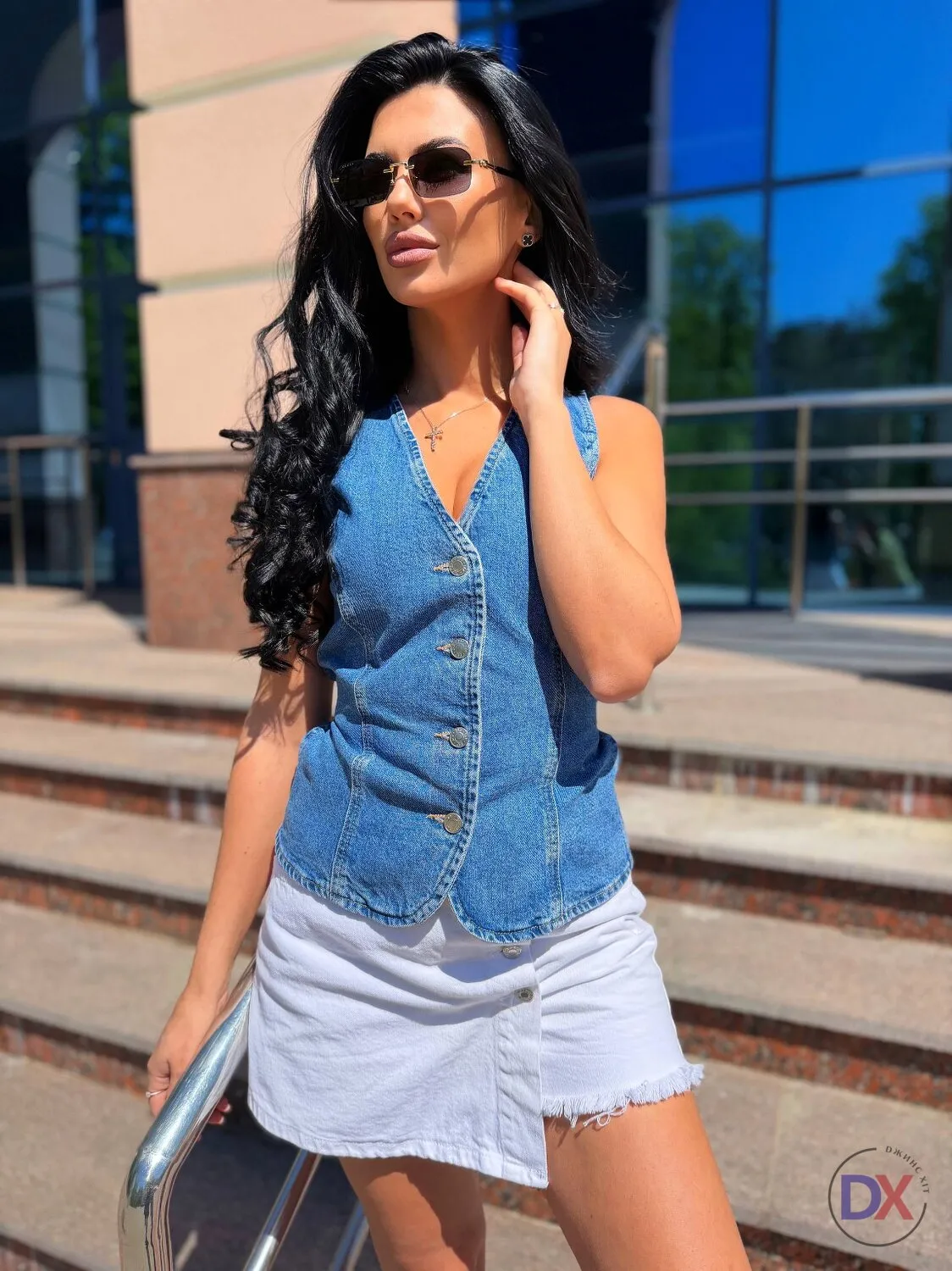 Жіночий джинсовий жилет блакитний на зав'язках 